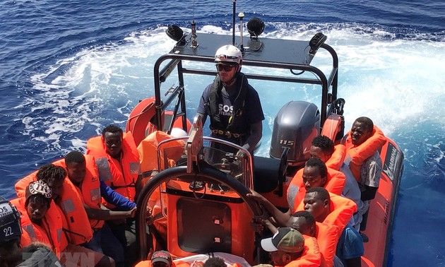 Italien erlaut dem Migrationschiff Ocean Viking die Einfahrt im Hafen Lampedusa