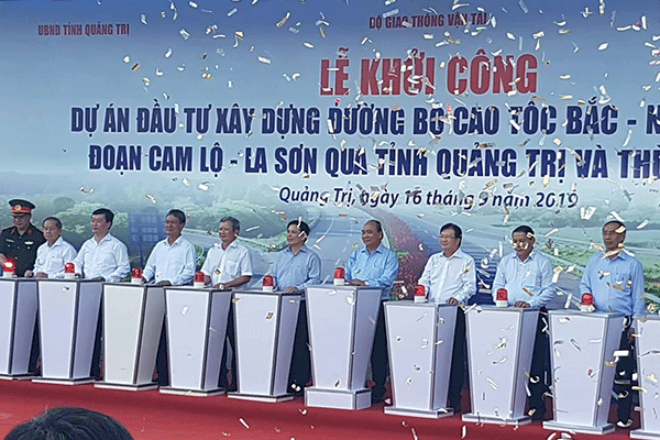 Premierminister Nguyen Xuan Phuc startet den Spatenstich der Autobahn Cam Lo-La Son