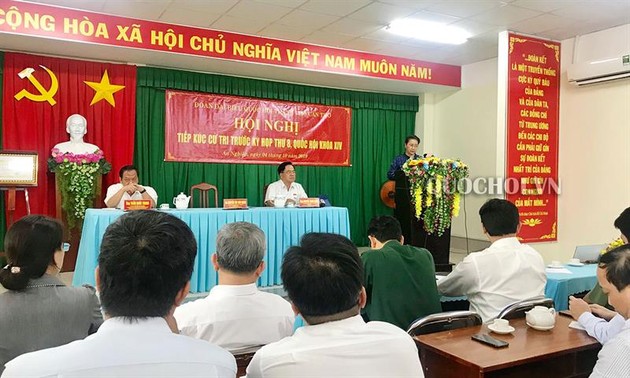 Parlamentspräsidentin Nguyen Thi Kim Ngan trifft Wähler im Stadtviertel Ninh Kieu