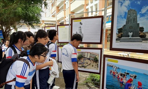 Ausstellung über Inselgruppen Truong Sa und Hoang Sa für Lehrer und Schüler in Long An
