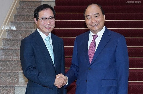 Premierminister Nguyen Xuan Phuc empfängt den Generaldirektor von Samsung Vietnam