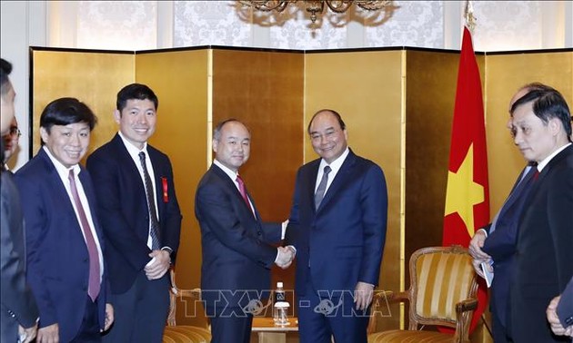 Premierminister Nguyen Xuan Phuc trifft den Generaldirektor des Konzerns Softbank