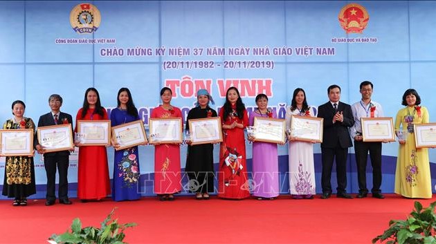 Auszeichnungsfeier für 183 vorbildliche Lehrer in Hanoi