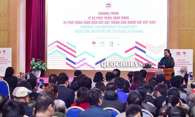 Vizeparlamentspräsidentin Tong Thi Phong zu Gast beim Start der Initiative „Weißer Langstock für vietnamesische Blinde“