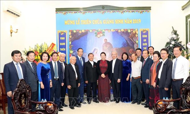 Weihnachtsfest: Parlamentspräsidentin besucht die Kommission für Solidarität der katholischen Kirche Vietnams