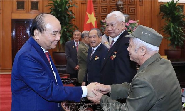 Premierminister Nguyen Xuan Phuc empfängt ehemalige Kriegsgefangenen der Stadt Hai Phong