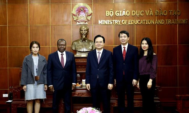 Bildungsminister Phung Xuan Nha empfängt den angolanischen Botschafter in Vietnam