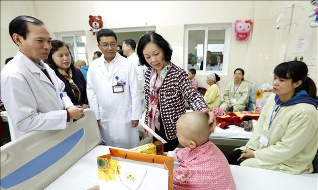 Leiterin der Zentralabteilung für Öffentlichkeitsarbeit besucht arme Krebs-Patienten 