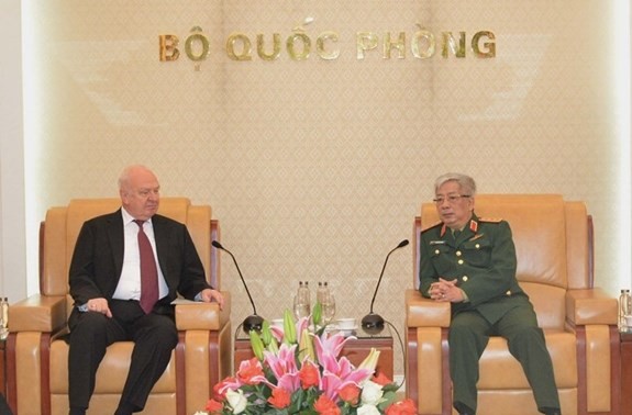 Vizeverteidigungsminister Nguyen Chi Vinh empfängt den russischen Botschafter in Vietnam