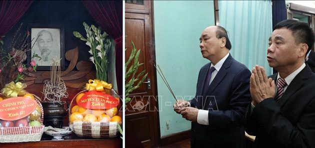 Premierminister Nguyen Xuan Phuc zündet Räucherstäbchen zum Gedenken an Präsident Ho Chi Minh an
