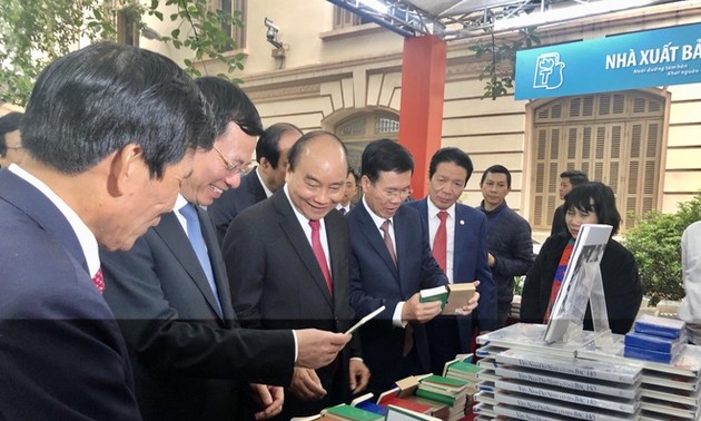 Premierminister Nguyen Xuan Phuc besucht Buchausstellung zum 90. Gründungstag der KPV