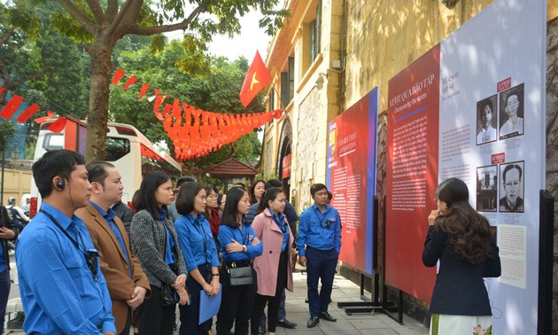 Ausstellung „Stolz auf 90. Gründungstag der Parteileitung der Stadt Hanoi“