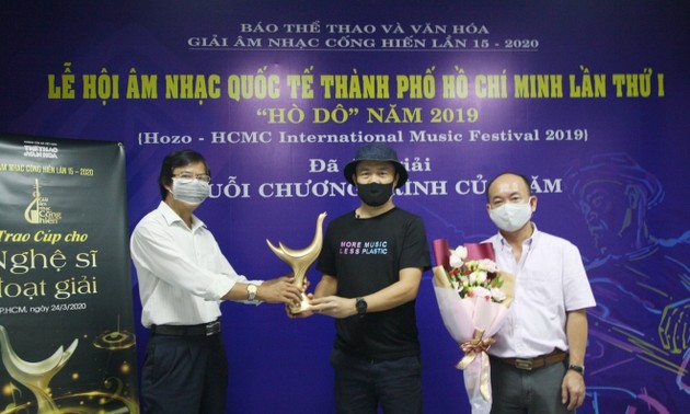 Komponist Huy Tuan wird mit Verdienst-Pokal geehrt