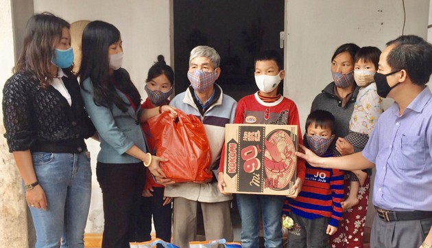 Vietnamesen freuen sich über das Hilfspaket der Regierung in der Zeit der Covid-19-Epidemie