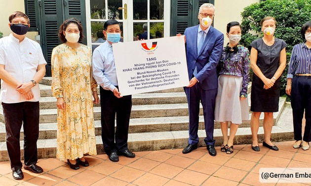 Vietnamesisch-deutsche Freundschaftsgesellschaft übergibt 80.000 Mundschutzmasken an Deutschland