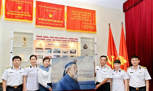 Malerin Nguyen Thu Thuy schenkt dem Marine-Oberkommando Bilder über Präsident Ho Chi Minh