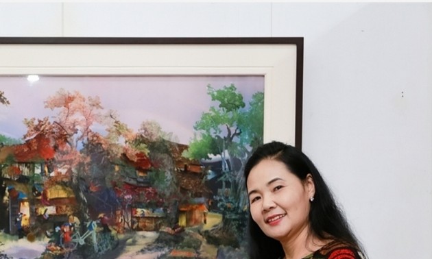 Ausstellung “Stahl und Stoff” der Bildhauerin Le Thi Hien und Malerin Tran Thanh Thuc