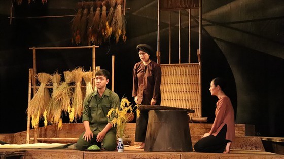  Theaterstück “Die Übrige” auf der Bühne des Opernhauses Hanoi
