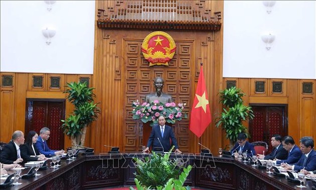 Premierminister Nguyen Xuan Phuc empfängt eine Delegation chinesischer Unternehmen in Vietnam