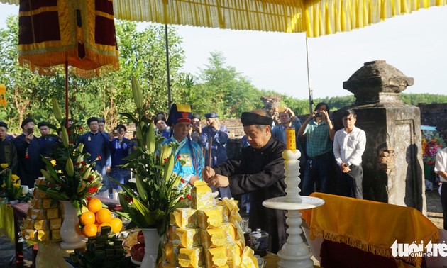 Parade mit Ao Dai ehrt König Nguyen Phuc Khoat