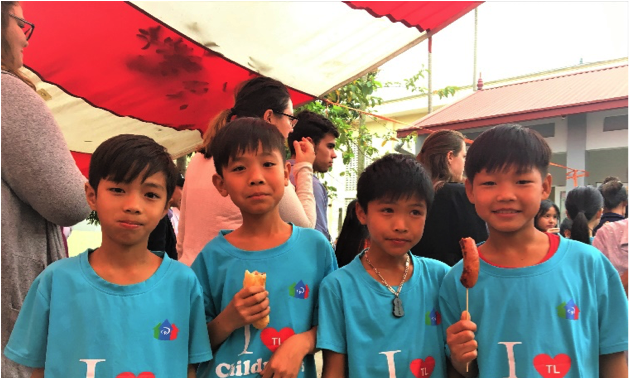 Deutsche Botschaft unterstützen Kinder aus schwierigen Verhältnissen im Ba Vi Distrikt