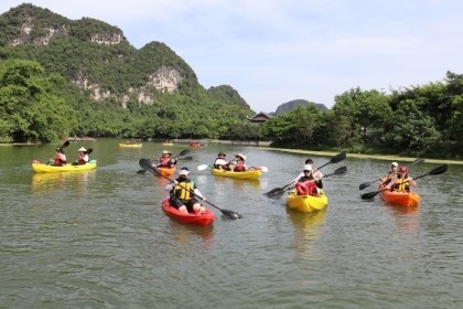 Welterbe Trang An bietet Kayak-Rudern an