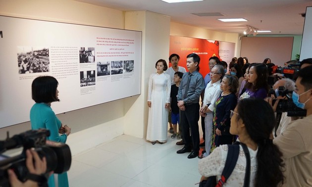 Ausstellung “Nationalflagge, Nationalhymne, Nationalwappen: Symbol des Stolzes des vietnamesischen Volkes“