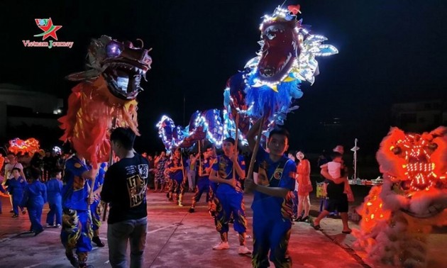 Hunderte Menschen in Hanoi nehmen am Laternenumzug des Mittherbstfests teil