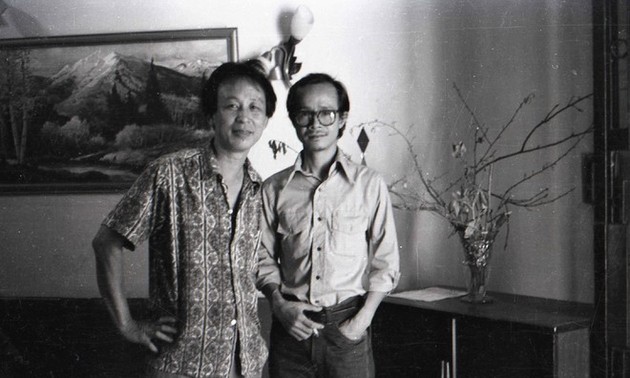 Ausstellung von Schwarzweißfotos über Komponist Trinh Cong Son in Hanoi