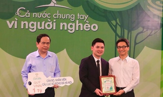 Fußballklub Hanoi unterstützt den Fonds für arme Menschen 37.000 Euro 