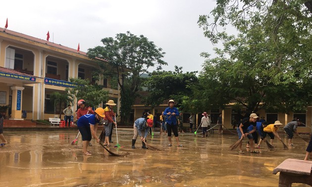 Arbeit zur Beseitigung von Flutfolgen in Provinzen in Zentralvietnam