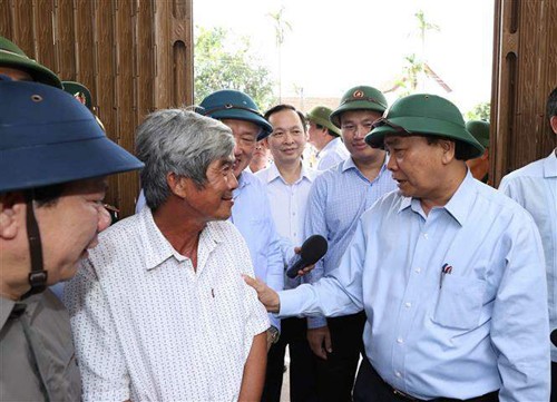 Premierminister Nguyen Xuan Phuc überprüft die Arbeit zur Beseitigung der Flutfolgen in Zentralvietnam