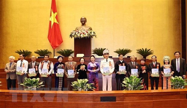 Parlamentspräsidentin Nguyen Thi Kim Ngan trifft 294 Vorbilder für Lernmodelle 