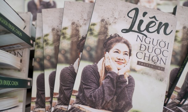 Unternehmerin Do Thi Kim Lien stellt ihr Buch „Lien - Die gewählte Frau” vor