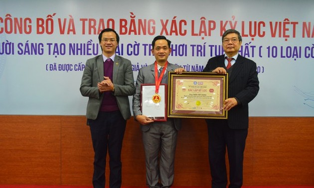 Dr. Tran Viet Dung stellt vietnamesischen Rekord für die Schaffung von zehn Schachvariante auf