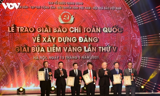 Verleihungsfeier des Pressepreises „Goldene Sichel und Hammer” 2020 über den Parteiaufbau 