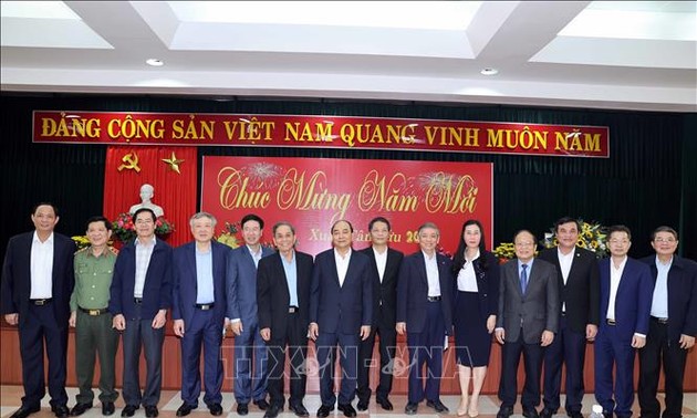 Premierminister Nguyen Xuan Phuc beglückwünscht ehemalige Partei- und Staatschefs in Zentralvietnam zum Neujahrsfest 