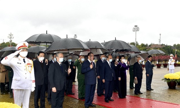 Spitzenpolitiker der Partei und des Staates besuchen das Ho Chi Minh-Mausoleum 
