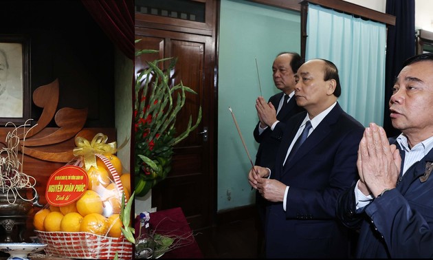 Premierminister zündet Räucherstäbchen für Präsident Ho Chi Minh im Präsidentenpalast an