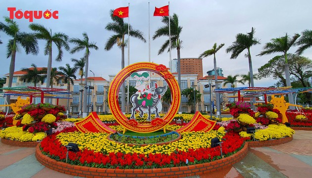 Bunte Blumenstraße in Da Nang im Frühling 2021