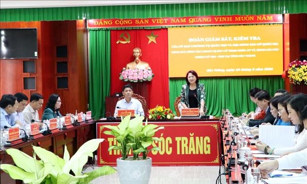 Vizestaatspräsidentin Dang Thi Ngoc Thinh überprüft die Wahlarbeit in der  Provinz Soc Trang