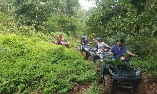 Erlebnis mit Motocross ATV durch den Wald in Dong Mo