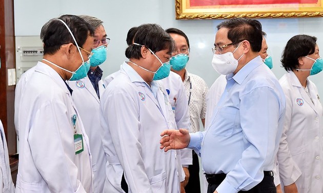 Premierminister Pham Minh Chinh überreicht Urkunde an Mitarbeiter des Gesundheitsministeriums