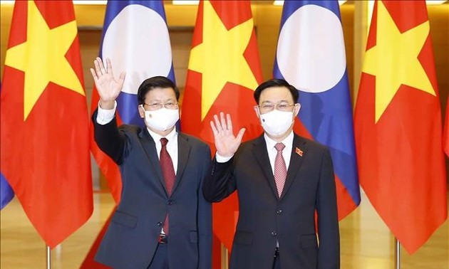 Parlamentspräsident Vuong Dinh Hue empfängt den laotischen Generalsekretär, Staatspräsidenten Thongloun Sisoulith