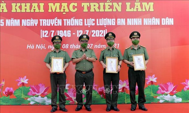 Eröffnung der Ausstellung „75. Jahrestag der heldenhaften Volkssicherheitskräfte Vietnams“