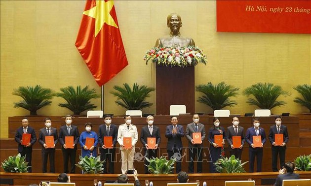 Parlamentspräsident Vuong Dinh Hue überreicht Beschluss zur Personalarbeit