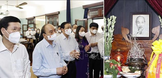 Staatspräsident Nguyen Xuan Phuc zündet Räucherstäbchen zum Gedenken an Präsident Ho Chi Minh an