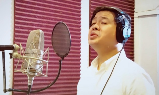 Sänger Dang Duong ermutigt den Geist der Covid-19-Bekämpfung durch das Lied “Warten auf Siegestag”