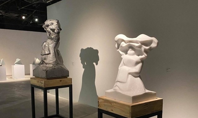 Ausstellung der Skulpturen “Änderung”: Geschichte über Steine
