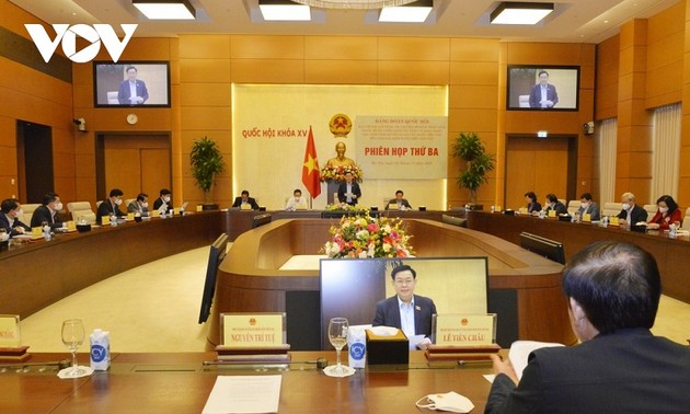 Parlamentspräsident Vuong Dinh Hue leitet Sitzung über Mechanismus zum Verfassungsschutz